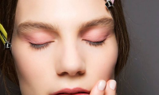 Tips μακιγιάζ για να μη φαίνονται οι ρυτίδες γύρω από τα μάτια