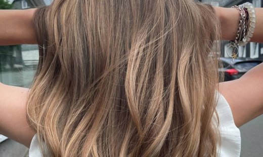 To milk tea hair color trend είναι μεγάλη τάση το 2022 – Έχει ήδη ρίξει το Instagram