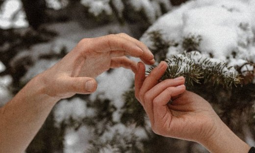 3 tips για να ανακουφίσεις τα σκασμένα από το κρύο χέρια σου