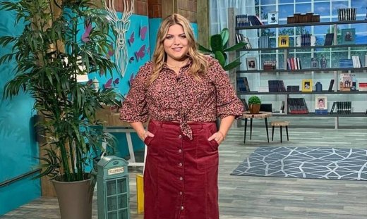 Δανάη Μπάρκα: Σπίτι χωρίς ρεύμα και με λουμπάγκο! Ανέβασε ξύλα μόνη της για το τζάκι στον 4ο όροφο!