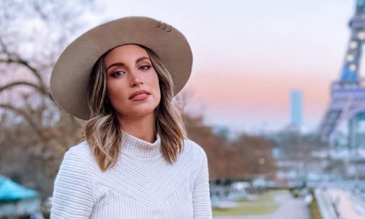 Η Αθηνά Οικονομάκου βρήκε το τέλειο all day πλεκτό φόρεμα (+10 για να την αντιγράψεις)