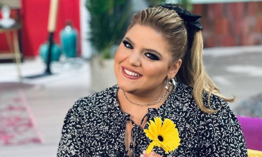 Η Δανάη Μπάρκα τραγουδάει Πρωτοψάλτη και τρελαίνει το Insta - Το σχόλιο της Σταυροπούλου