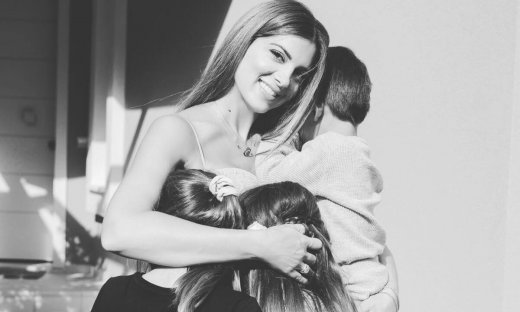 Σταματίνα Τσιμτσιλή: Η αγκαλιά με τα παιδιά της που κρύβει τα χρώματα όλου του κόσμου