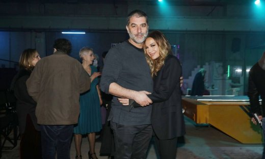 Απενοχοποίηση τώρα! Βανδή και Μπισμπίκης κοιτούν κατάματα τον φακό και αγκαλιάζονται!