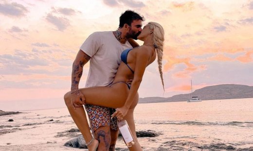 Αυτό θα πει έρωτας! Τούνη και Αλεξάνδρου πόζαραν αγκαλιασμένοι χωρίς ρούχα στο σαλόνι τους