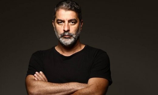 Βασίλης Μπισμπίκης: Με έδιωξαν από τα σχολεία. Δεν γούσταρα. Ξεφτίλιζα τους γονείς μου όπου πήγαινα