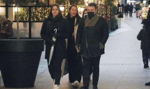 Ο Πλούταρχος και τα... κορίτσια του! Για βόλτα στο κέντρο της Αθήνας!