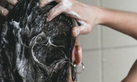 Conditioner ή μάσκα; Ο σωστός τρόπος να κάνεις layering στα προϊόντα για τα μαλλιά σου
