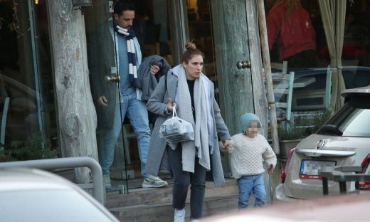 Οικογένεια Μακαλιά... εν δράσει: Χαλαρή βόλτα μαζί με τον γιο τους