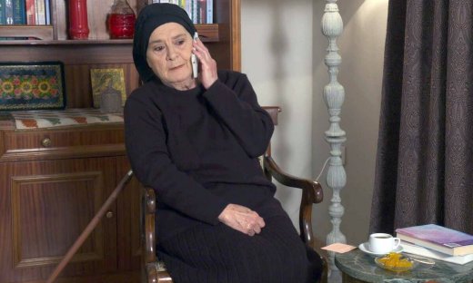 Χαιρέτα μου τον πλάτανο: Η Μάρμω είναι σχεδόν σίγουρη πως η μάνα του παπά είναι η χαμένη της κόρη