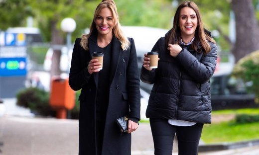 Ιωάννα Μαλέσκου: Η βόλτα με την συνεργάτιδα και φίλη της, Μάρτζυ Λαζάρου και η total black εμφάνιση