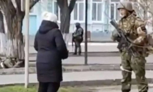 Oυκρανία: Viral η γιαγιά που τα έβαλε με πάνοπλους Ρώσους στρατιώτες στη Χερσώνα
