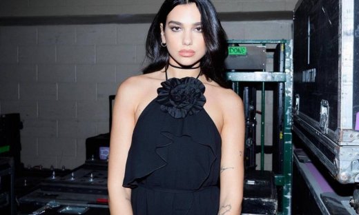 Η Dua Lipa με σύνολο που άφησε τους πάντες άφωνους στη συναυλία της (photos)