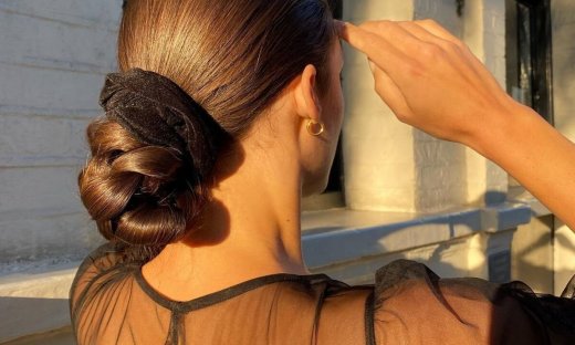 5 (καθόλου βαρετοί) τρόποι να φορέσεις τα scrunchies στα μαλλιά