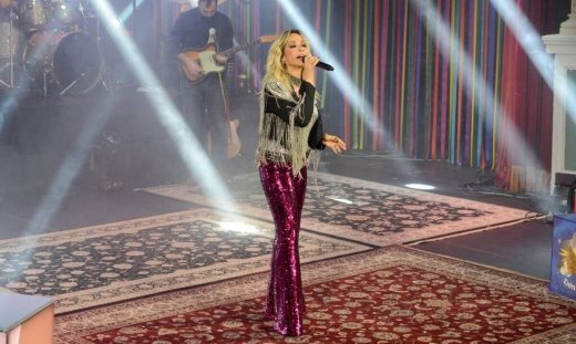 Σπίτι με το MEGA: Με την Άννα Βίσση σε καρναβαλικούς ρυθμούς από την Πάτρα