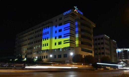 Στα χρώματα της ουκρανικής σημαίας φωτίστηκαν τα κεντρικά γραφεία του ΟΠΑΠ 