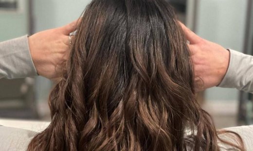 Coconut mocha: Αυτό το χρώμα μαλλιών θα κάνουν όλες οι διάσημες την άνοιξη