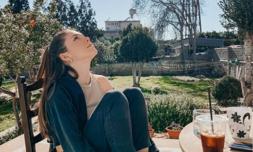 Η Αφροδίτη Λιάντου απογείωσε το μαύρο jean - Πώς το φόρεσε (+10 παντελόνια για σένα)