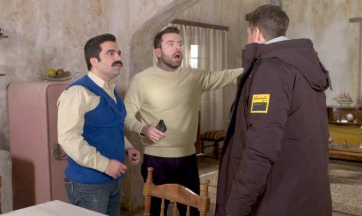 Χαιρέτα μου τον πλάτανο: Ο Σίμος προσπαθεί να βρει τρόπο να ζητήσει συγγνώμη από την Τούλα