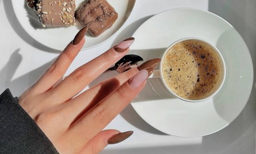 Μανικιούρ στα χρώματα του καφέ: 10 βερνίκια για να διαλέξεις