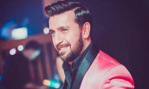 Θάνος Πετρέλης: «Την ώρα που τραγουδούσα μου πετούσαν εσώρουχα. Η γυναίκα μου ήταν μπροστά»