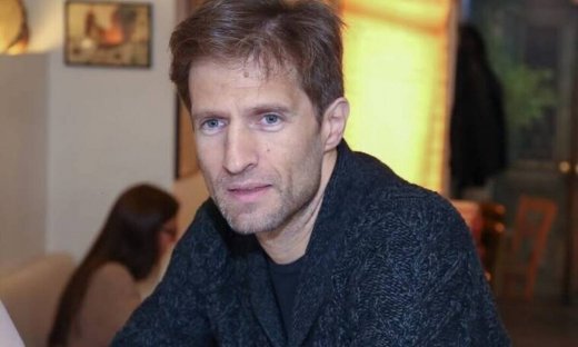 Μάξιμος Μουμούρης: Η Γη της Ελιάς, η σύζυγός του και… το «φασαριόζικο» σπίτι με τις κόρες του!