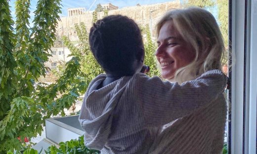 Η Χριστίνα Κοντοβά σε βόλτα με την κόρη της, Ada - Τα παιχνίδια και η τρυφερή αγκαλιά