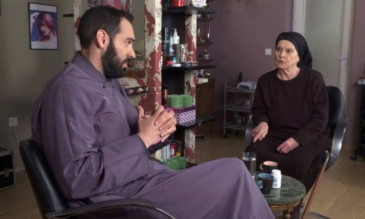 Χαιρέτα μου τον πλάτανο: O παπάς είναι αποφασισμένος να ανακαλύψει το μεγαλύτερο μυστικό του Βαγγέλα