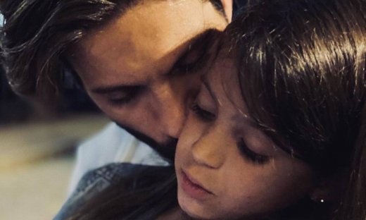 Γιώργος Καράβας: Η κόρη του τον έβαλε για ύπνο - Η γλυκιά φωτογραφία μαζί της