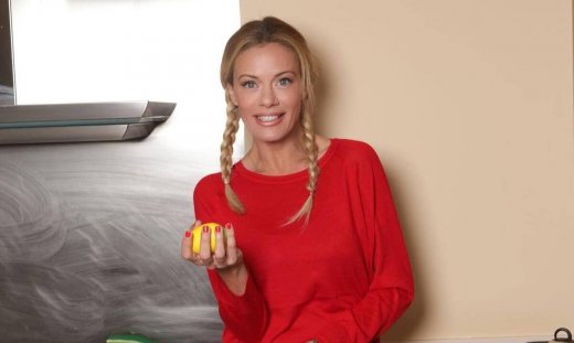 Η Ζέτα Μακρυπούλια φόρεσε το πιο διάσημο πανωφόρι και μας πήγε δεκαετίες πίσω!