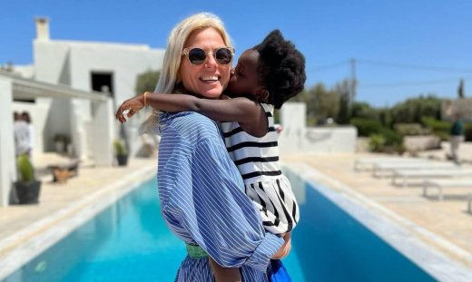 Χριστίνα Κοντοβά: Το Πάσχα στην Πάρο και τα παιχνίδια με την μικρή Ada στην παραλία!