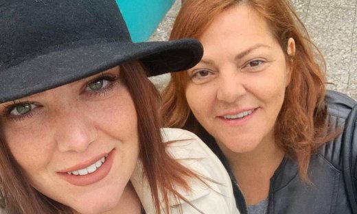 Το αστείρευτο χιούμορ της Βίκυς Σταυροπούλου κάνει τη Δανάη Μπάρκα να ξεκαρδιστεί από τα γέλια