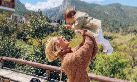 Νάντια Μπουλέ: Η νέα καλοκαιρινή φωτογραφία με την κορούλα της- Είναι μια κούκλα!