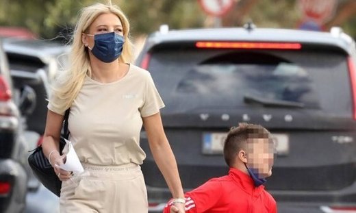 Φαίη Σκορδά: Στυλάτη στους δρόμους της Γλυφάδας με τον Δημήτρη της