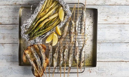 Σαρδέλες ψητές με σπαράγγια από τον Άκη Πετρετζίκη