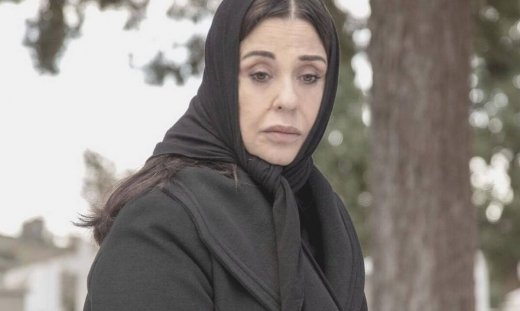 Σασμός: Αυτός είναι ο λόγος που η Καλλιοπή φορά συνέχεια το ίδιο μαύρο παλτό και θα σε εκπλήξει