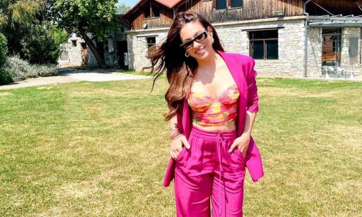 Ο Βασάλος στην Ασία και η Βαλαβάνη ποζάρει με μπικίνι