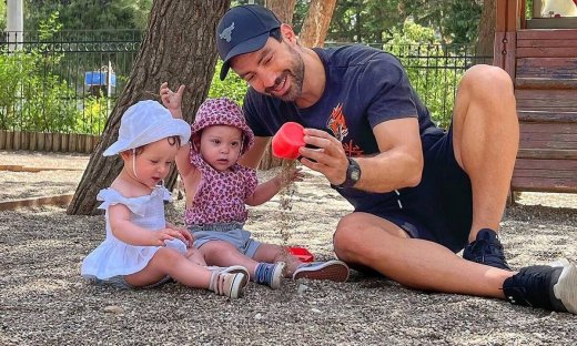 Σάκης Τανιμανίδης: Στο πάρκο με τις δίδυμες κόρες του – «Οι Κυριακές έχουν αλλάξει»