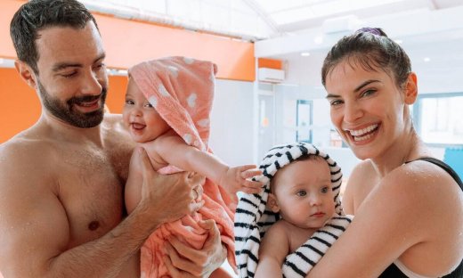 Χριστίνα Μπόμπα: Διαβάζει στις δίδυμες καθώς ταξιδεύουν πρώτη φορά με πλοίο