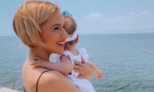 Νάντια Μπουλέ: Βόλτα στο πάρκο με την κόρη της στους ώμους