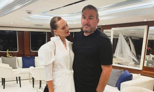 Υβόννη Μπόσνιακ- Το πάρτι έκπληξη για τα γενέθλιά της και το καυτό φιλί με τον Αντώνη της! (βίντεο)