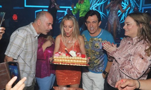 Άριελ Κωνσταντινίδη: Τα λαμπερά γενέθλια, το παγετένιο φόρεμα και η τούρτα... υπερπαραγωγή!