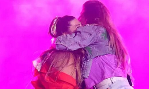 Δανάη Μπάρκα: Ανέβηκε on stage με την Έλενα Παπαρίζου και ξεκίνησαν το show- Το απίθανο απόσπασμα!