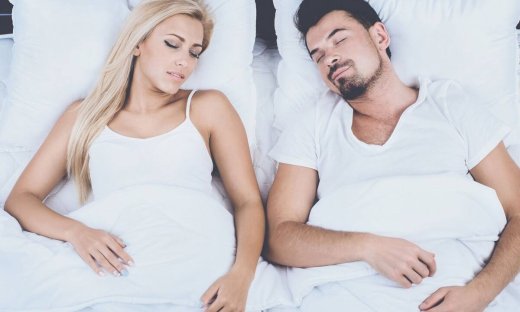 Ο ύπνος με έναν σύντροφο είναι καλύτερος και πιο υγιεινός από το να κοιμάσαι μόνος – μελέτη