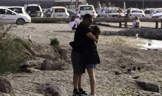 Βανδή-Μπισμπίκης: Το καυτό φιλί τους μετά τη συναυλία της και η αφιέρωση!