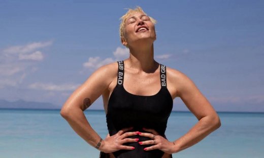 Πηνελόπη Αναστασοπούλου: Αυτή τη φορά ζηλέψαμε και τα νύχια της- εκτός από τα μαγιό της