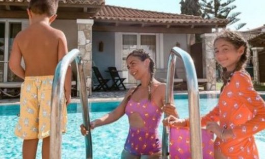 Αγγελική Δαλιάνη: Οι οικογενειακές διακοπές συνεχίζονται… από την Κυλλήνη στην Τήνο (εικόνες)