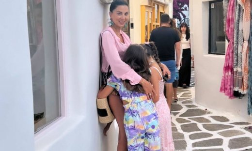 Σταματίνα Τσιμτσιλή: Έτσι περνάει με τα παιδιά της στην Πάρο (εικόνες)