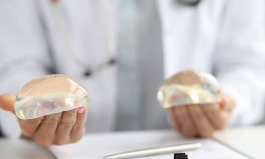Τα εμφυτεύματα στήθους σιλικόνης μπορούν να προκαλέσουν αυτοάνοσες, ψυχικές επιπλοκές -  μελέτη