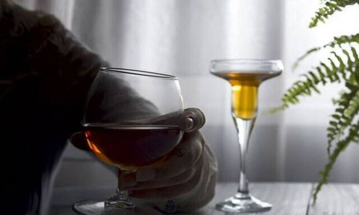 Τα άτομα άνω των 40 ετών μπορεί να ωφεληθούν από μικρές ποσότητες κατανάλωσης αλκοόλ- μελέτη